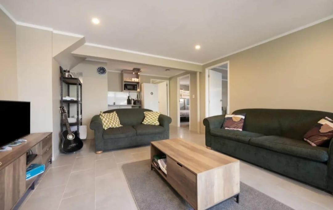 Harbourview Hotel Raglan Bagian luar foto